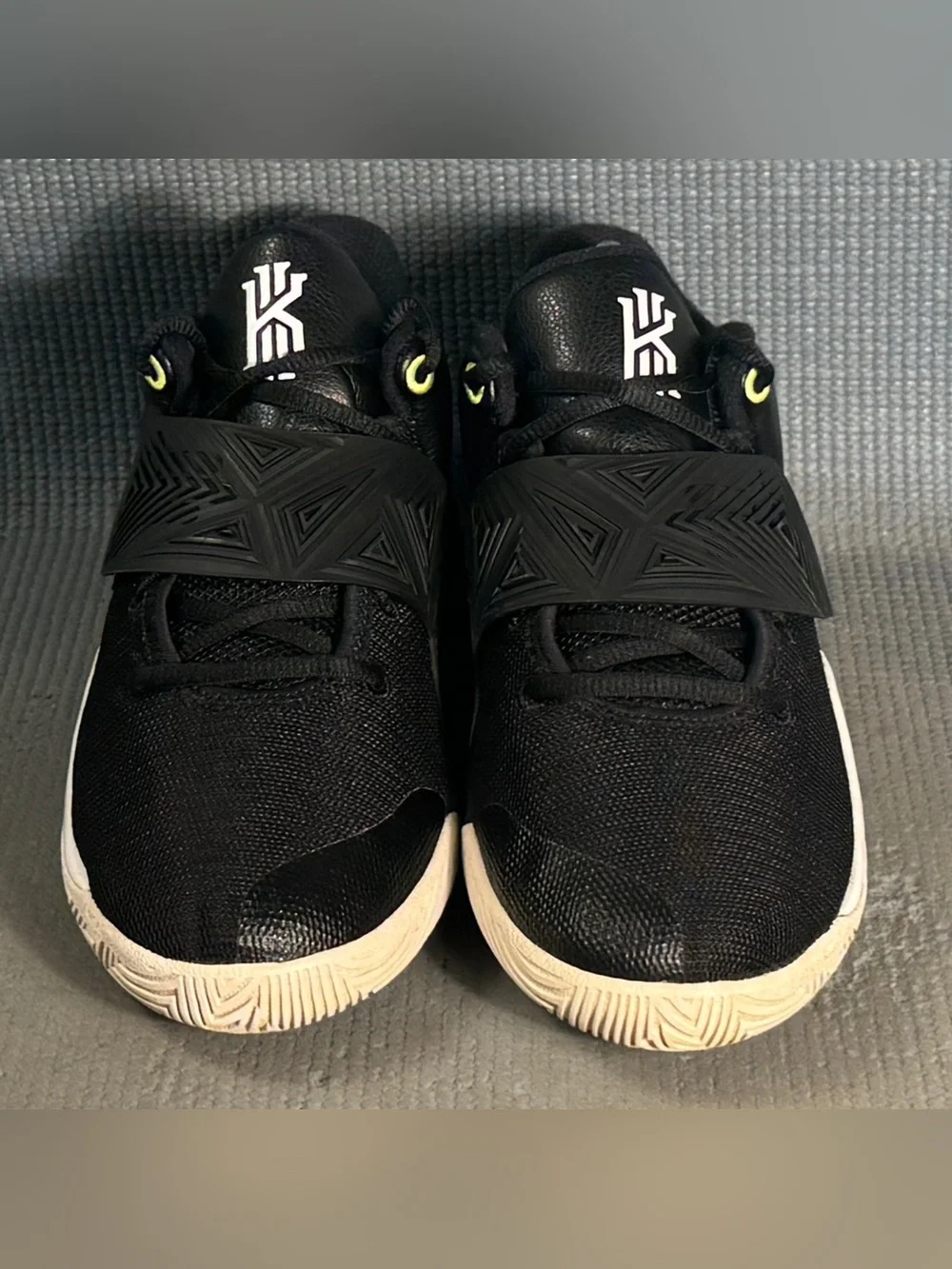 Nike Boy’s Kyrie Flytrap III Black/White-Volt (GS)  Shoes BQ5620-001 Size 7Y